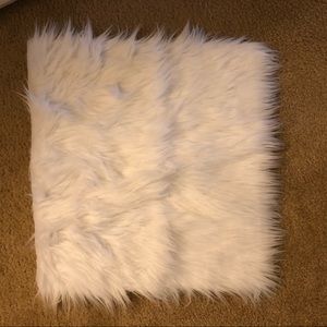 Small faux fur rug.